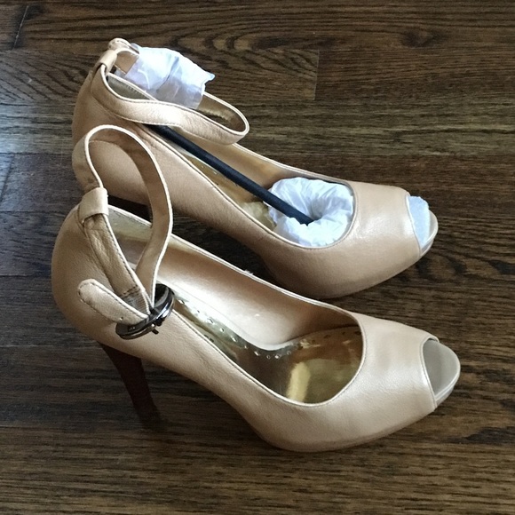BCBGirls Gold Open Toe Ankle Strap Heels Sz 6.5 - Picture 2 of 3